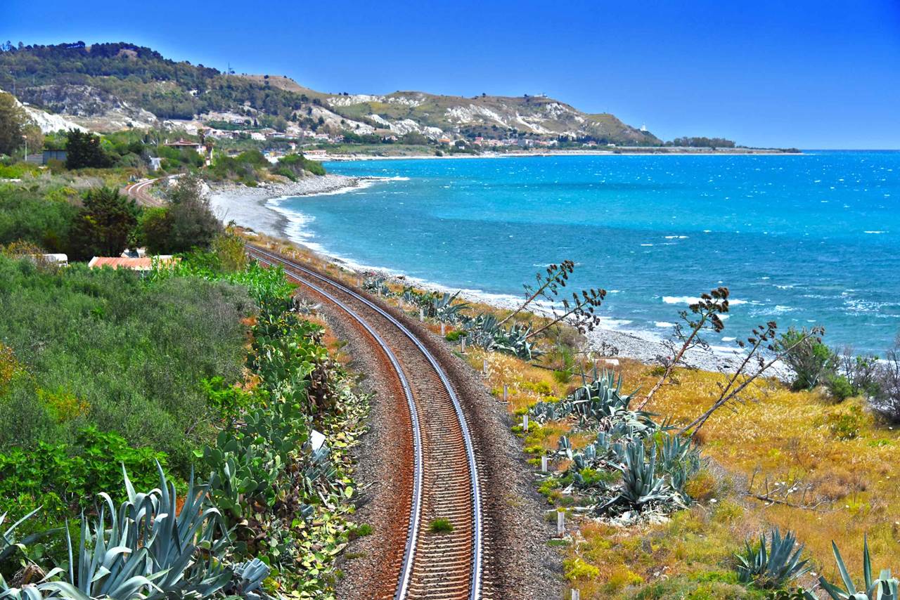 Treni Regionali Sardegna: come visitare la Costa Smeralda in treno |  Trainline