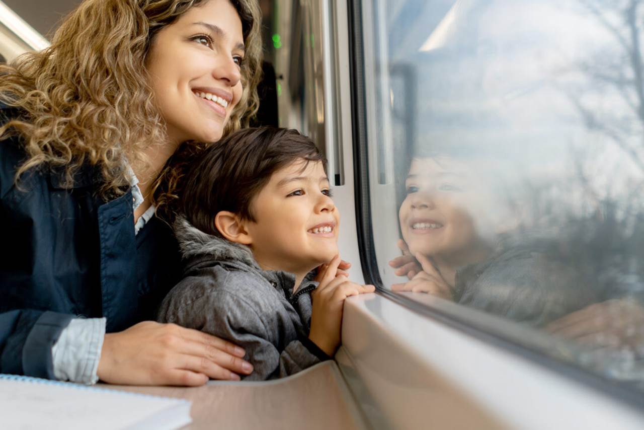 Bambini in treno: offerte treni per la famiglia in Italia e in Europa |  Trainline
