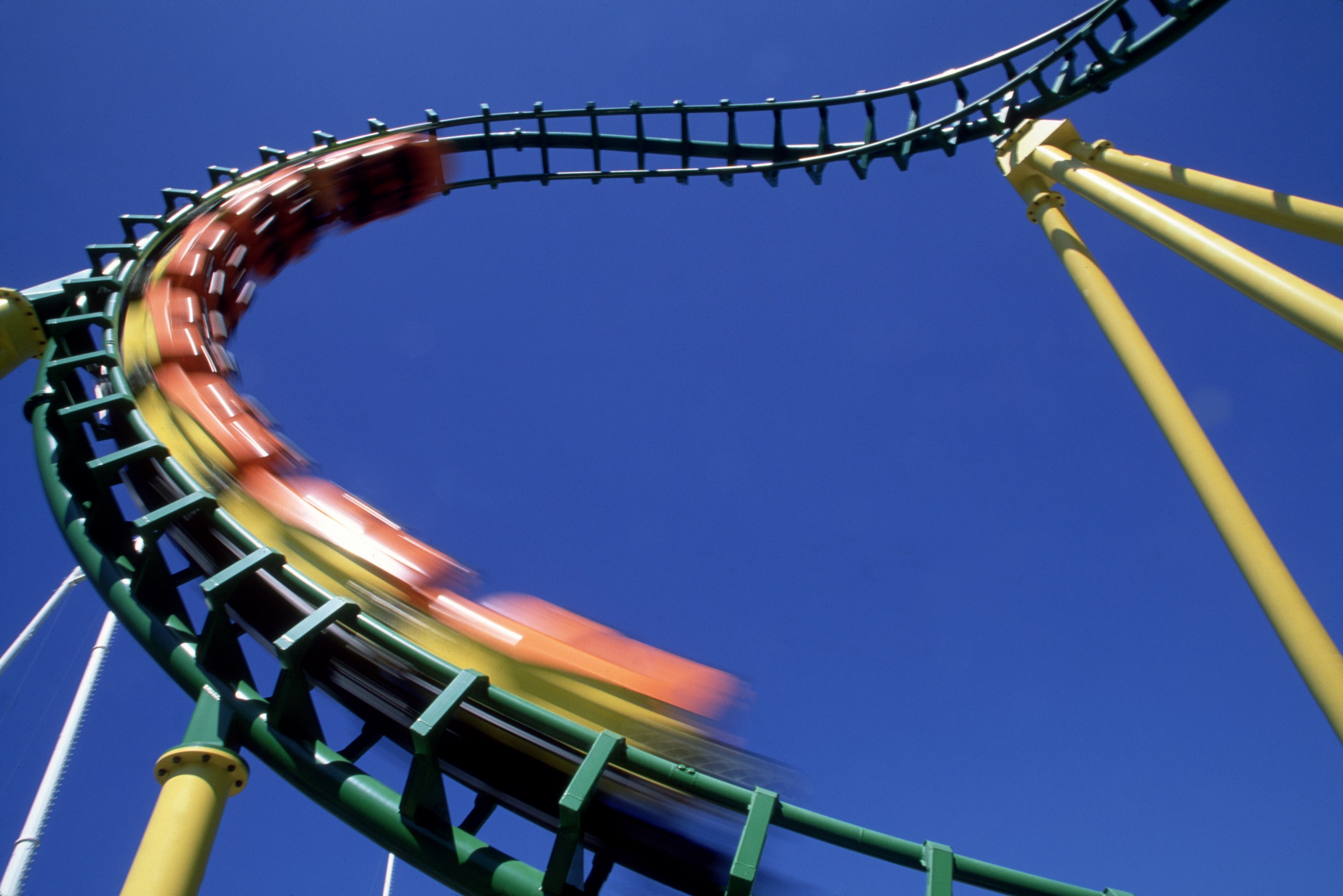 3 UK theme parks that you can easily get to by bus - CheckMyBus UK